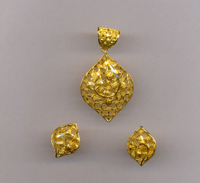 GOLD HALF SET PENDENT PLAIN