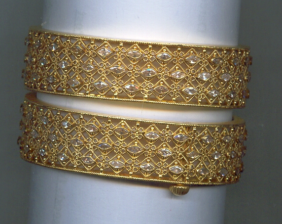 GOLD BANGLE DESIGNER EXCLUSIVE