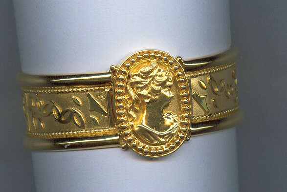 GOLD BANGLE DESIGNER EXCLUSIVE