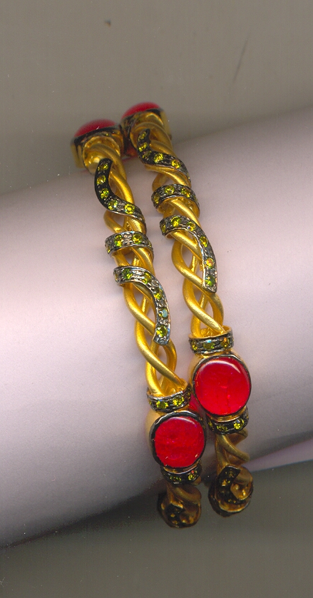 GOLD BANGLE DESIGNER EXCLUSIVE