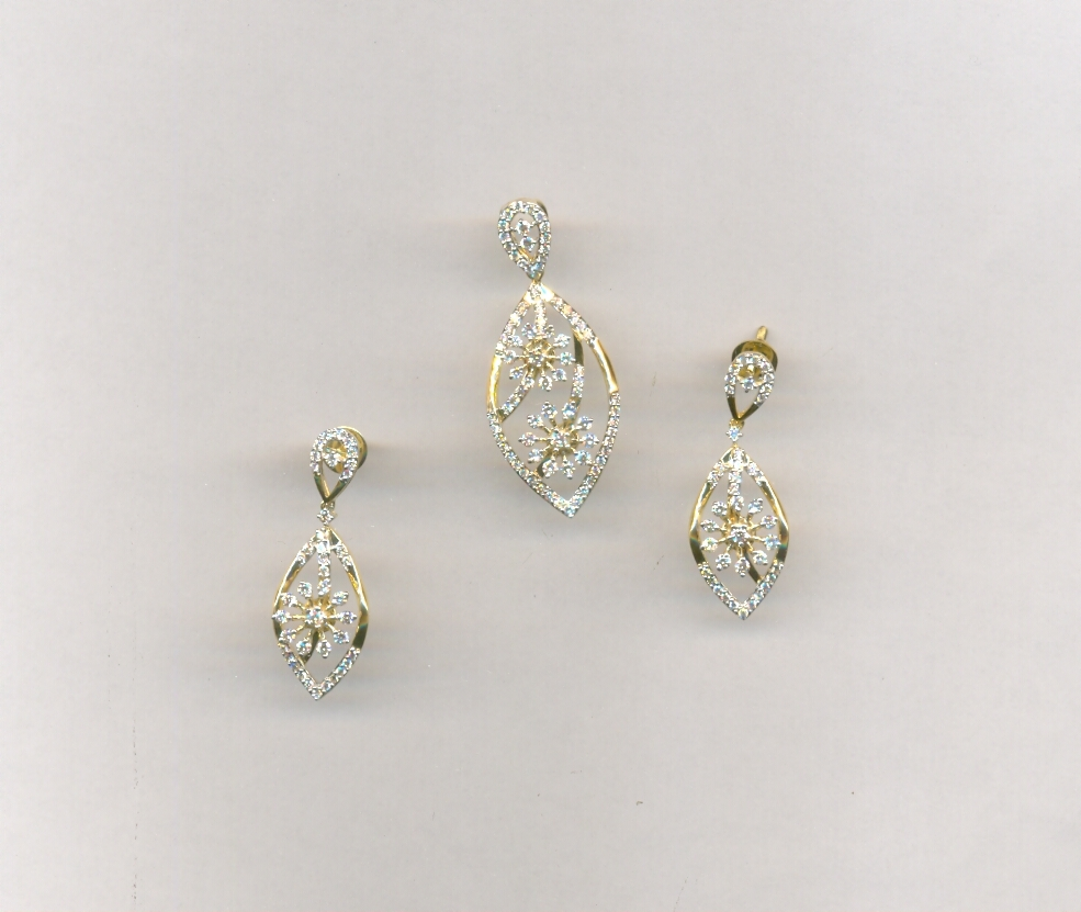 DIAMOND HALF SET PENDENT FANCY
