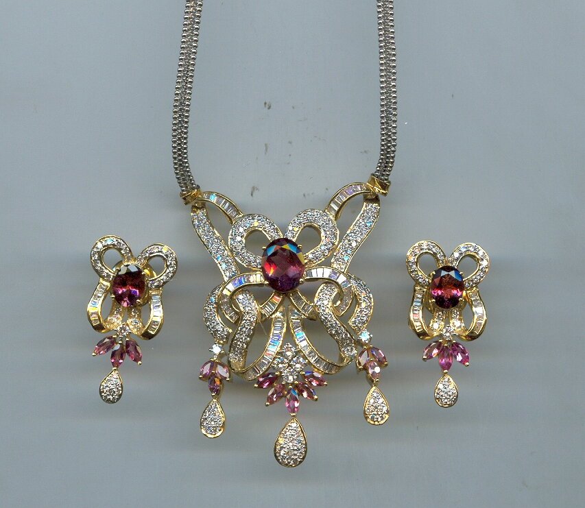 DIAMOND FULL SET PENDENT FANCY