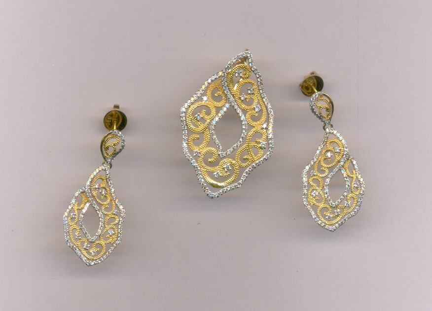DIAMOND HALF SET PENDENT DESIGNER