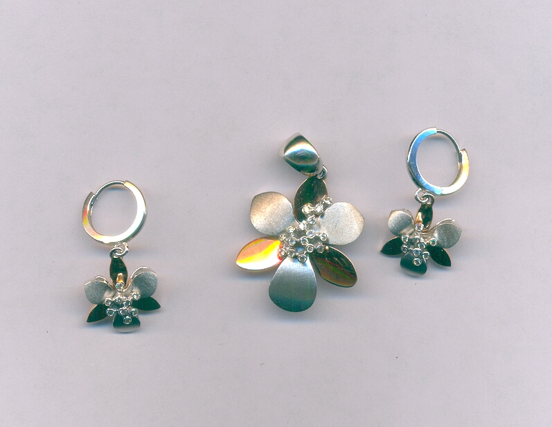 DIAMOND HALF SET PENDENT DESIGNER
