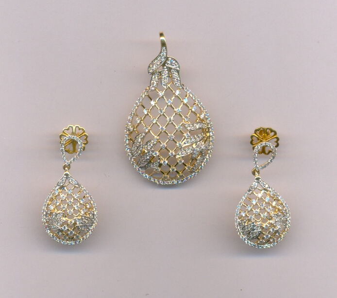 DIAMOND HALF SET PENDENT FANCY