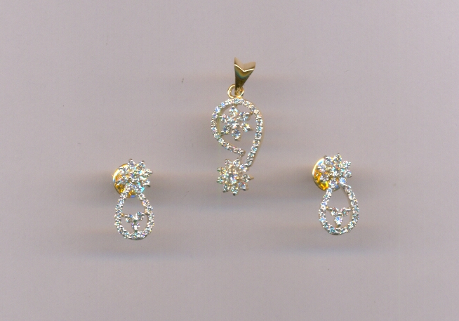 DIAMOND HALF SET PENDENT FANCY