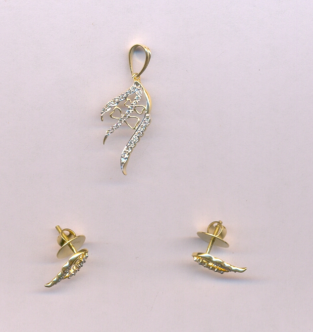 DIAMOND HALF SET PENDENT FANCY