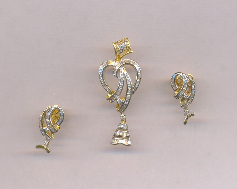 DIAMOND HALF SET PENDENT FANCY