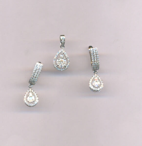 DIAMOND HALF SET PENDENT FANCY