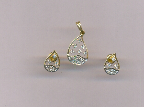 DIAMOND HALF SET PENDENT FANCY