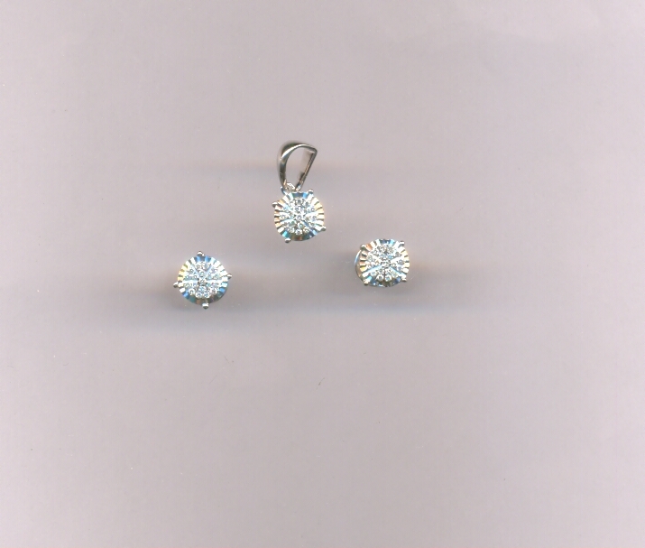 DIAMOND HALF SET PENDENT FANCY