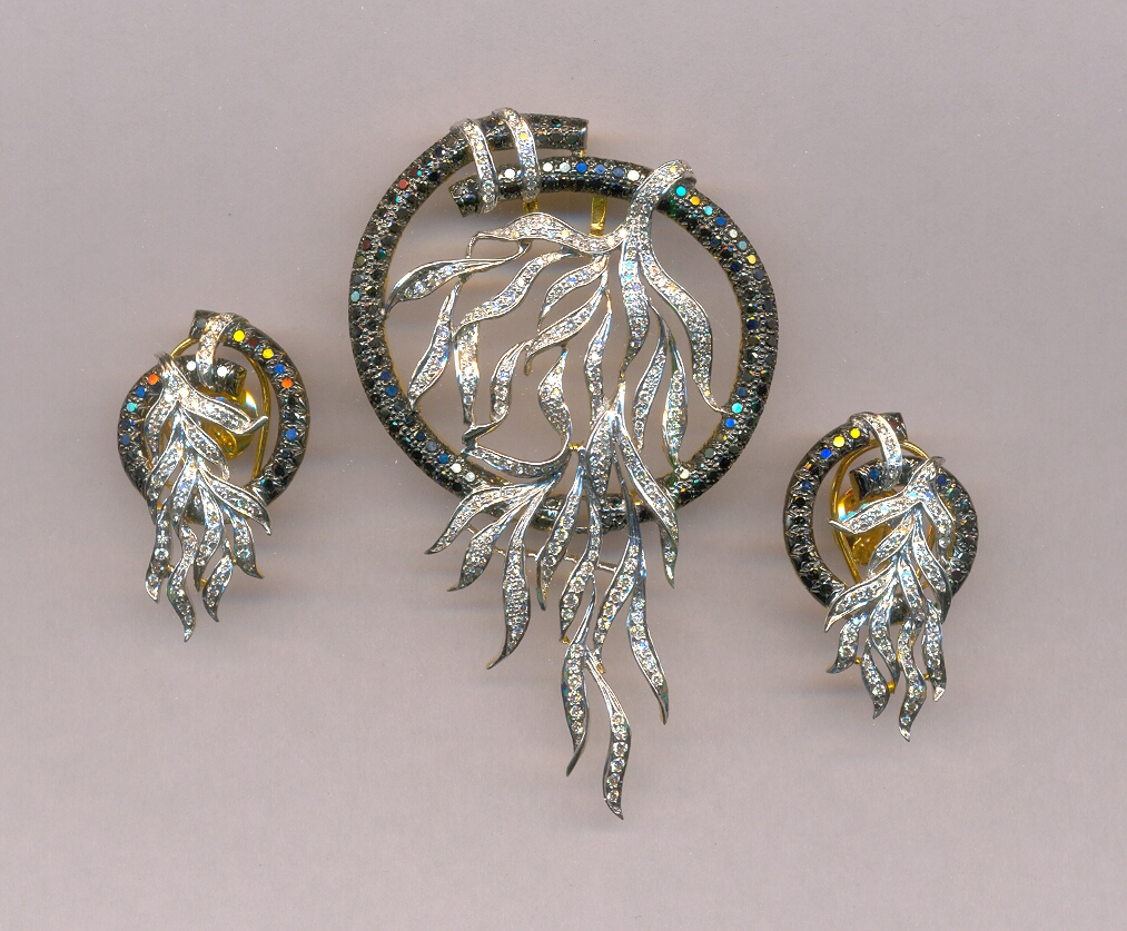 DIAMOND HALF SET PENDENT FANCY