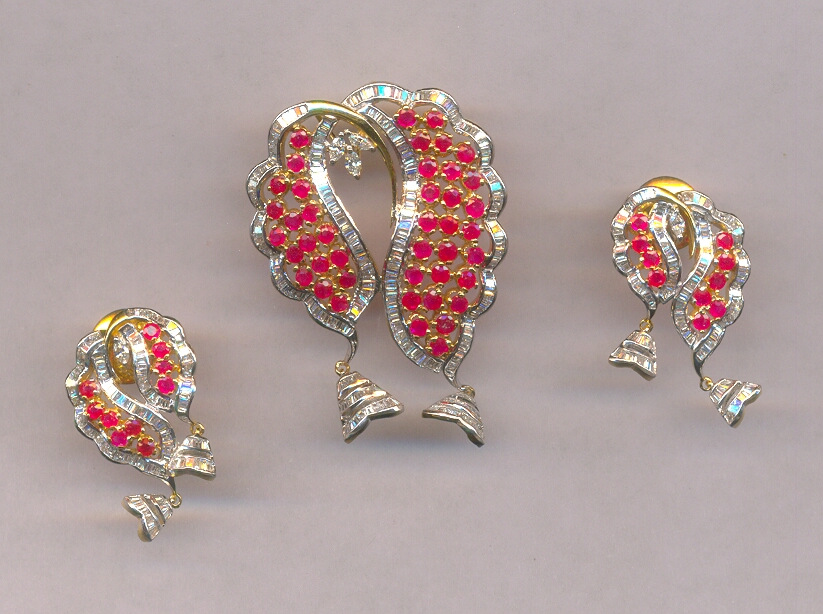 DIAMOND HALF SET PENDENT FANCY