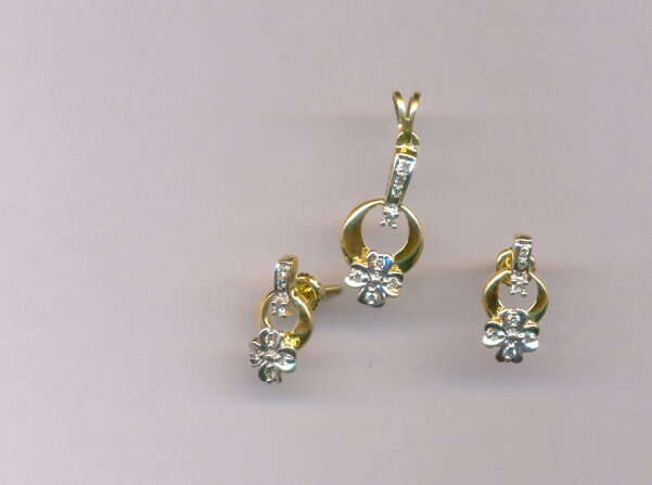 DIAMOND HALF SET PENDENT FANCY