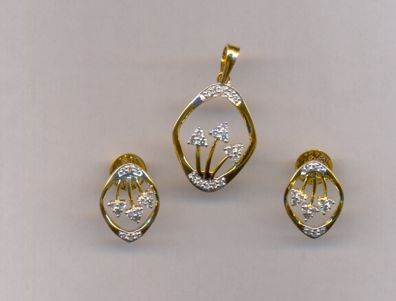 DIAMOND HALF SET PENDENT FANCY
