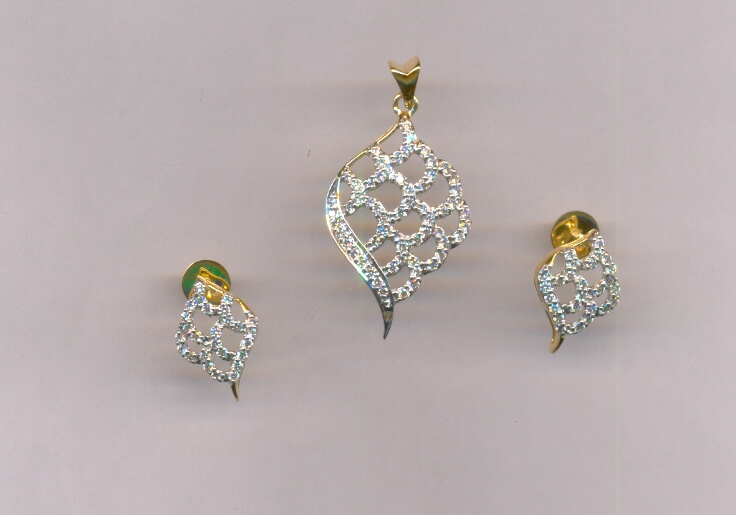 DIAMOND HALF SET PENDENT FANCY