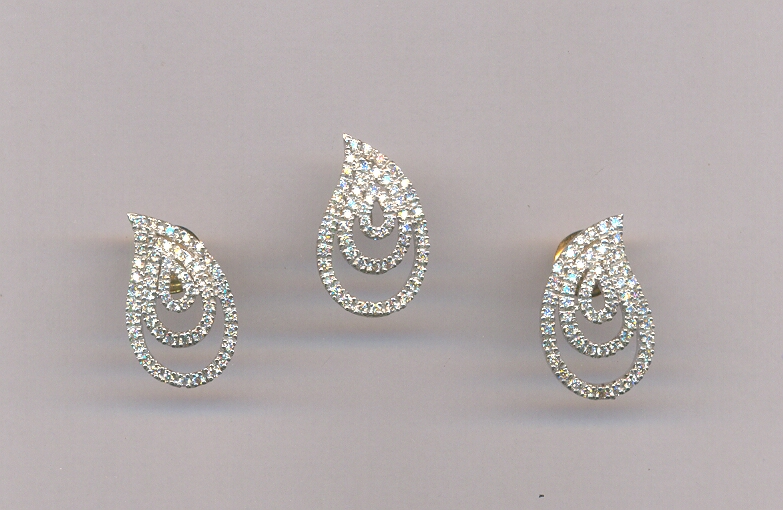 DIAMOND HALF SET PENDENT FANCY