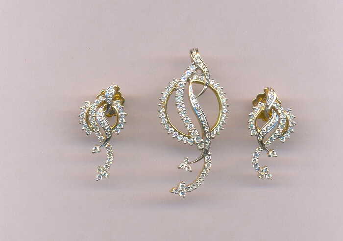 DIAMOND HALF SET PENDENT FANCY
