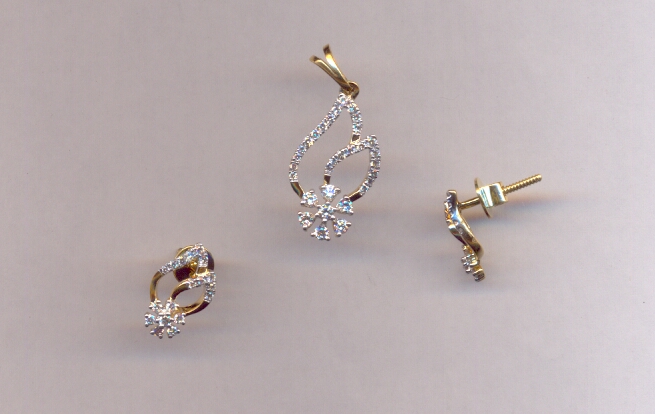 DIAMOND HALF SET PENDENT FANCY