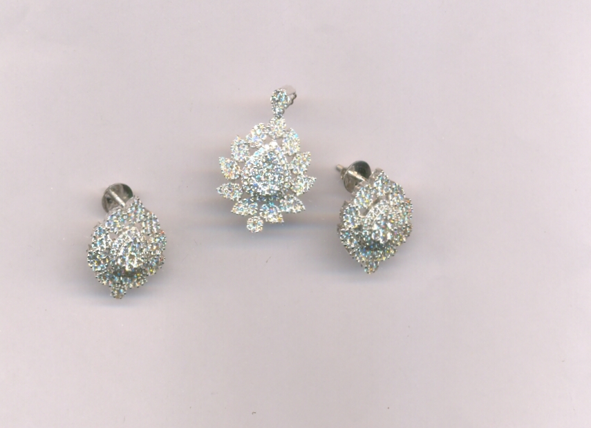 DIAMOND HALF SET PENDENT FANCY