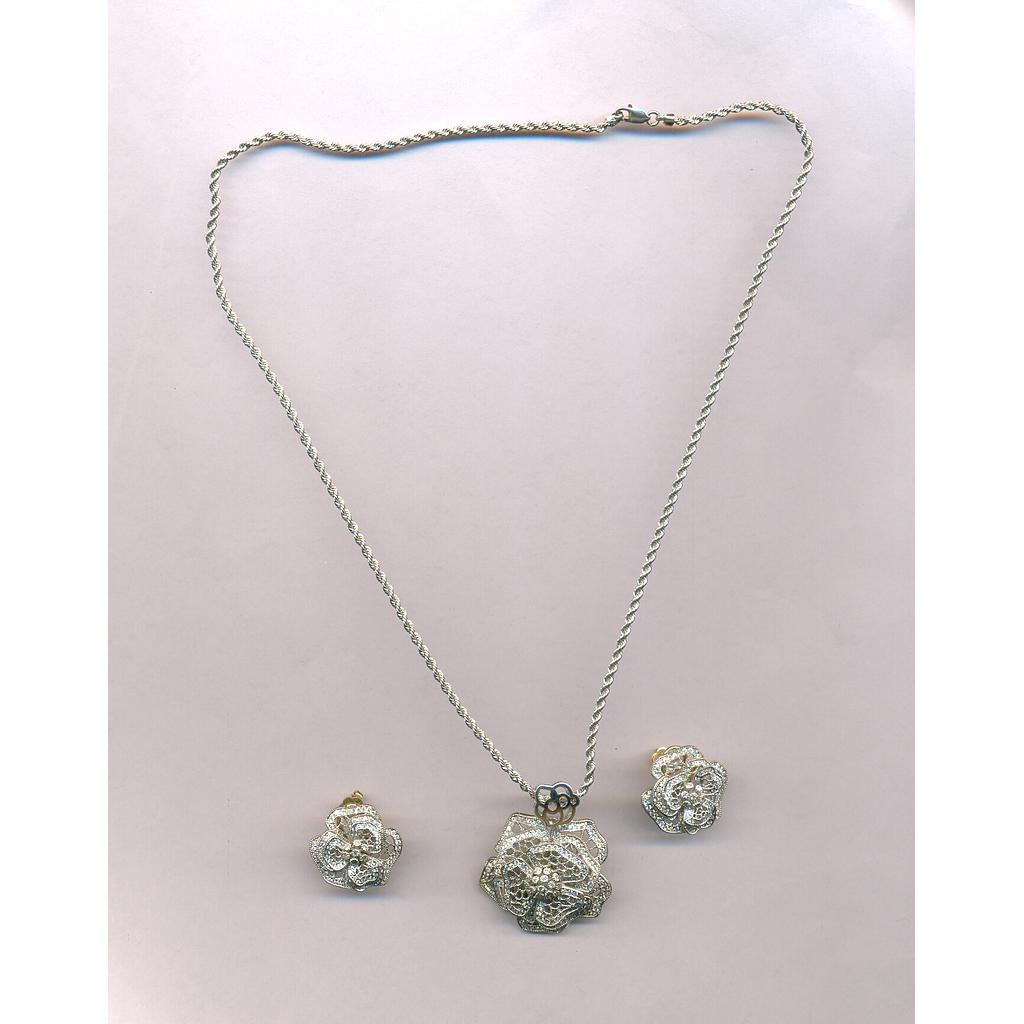 DIAMOND HALF SET PENDENT FANCY