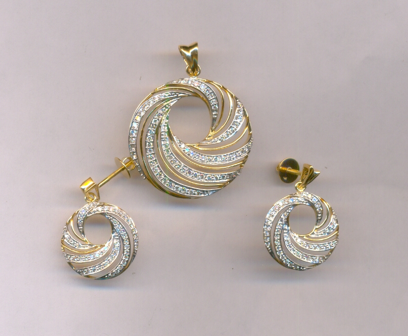 DIAMOND HALF SET PENDENT FANCY
