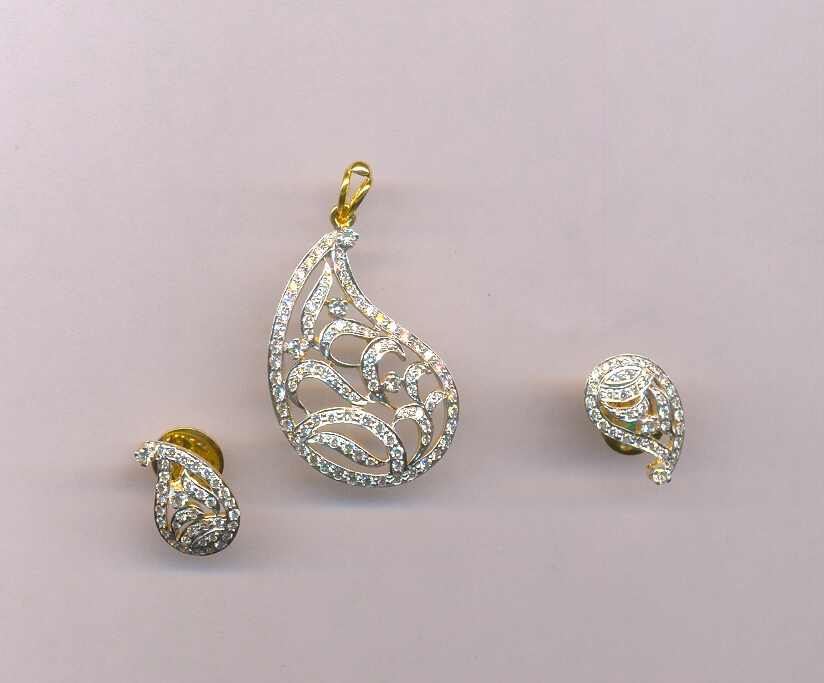 DIAMOND HALF SET PENDENT FANCY