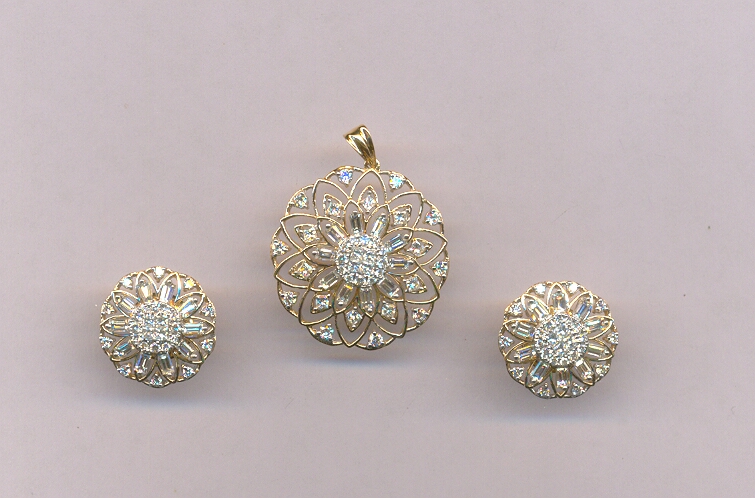 DIAMOND HALF SET PENDENT FANCY