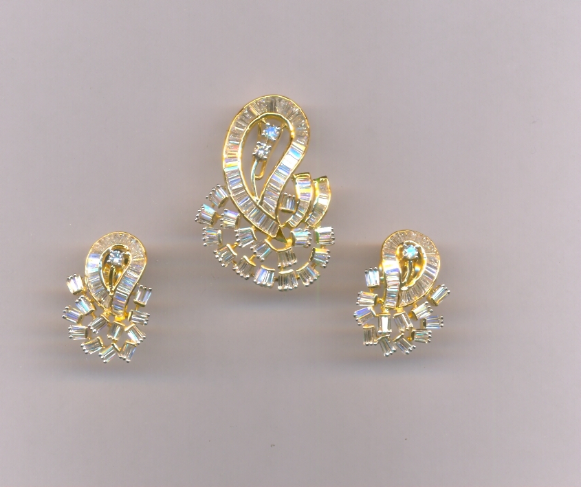 DIAMOND HALF SET PENDENT FANCY