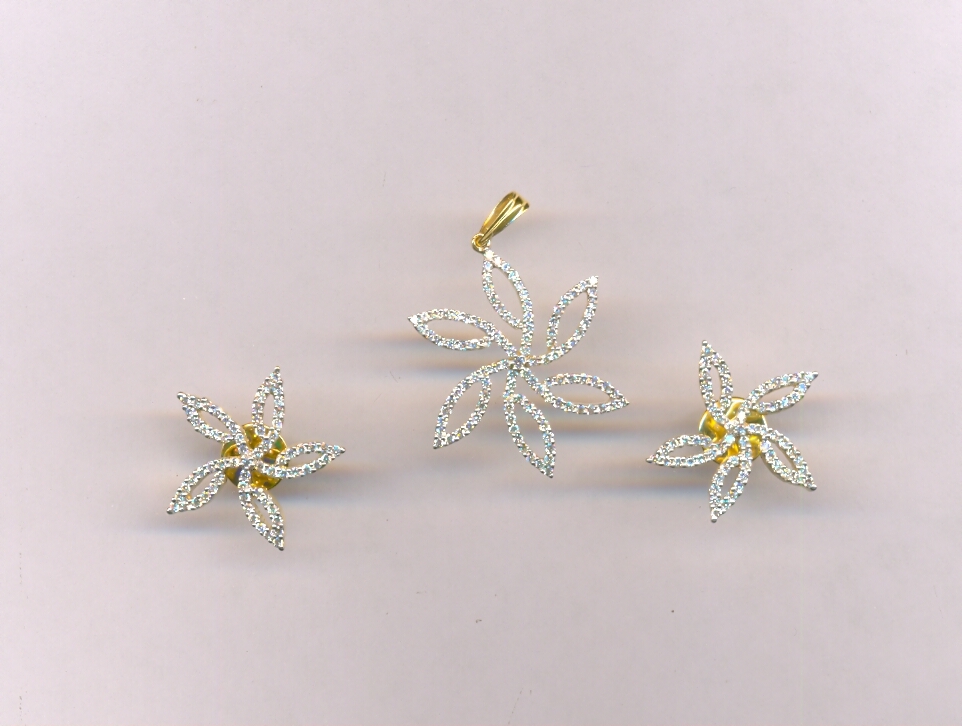 DIAMOND HALF SET PENDENT FANCY
