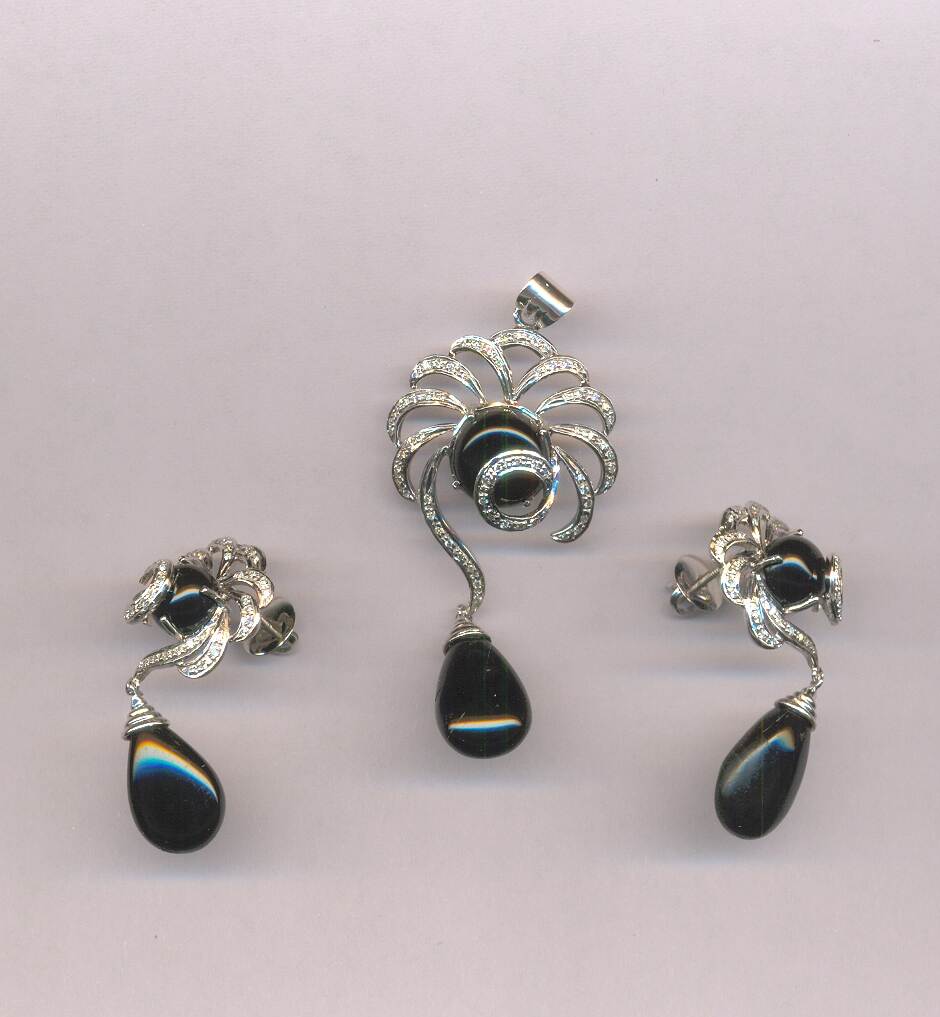 DIAMOND HALF SET PENDENT FANCY