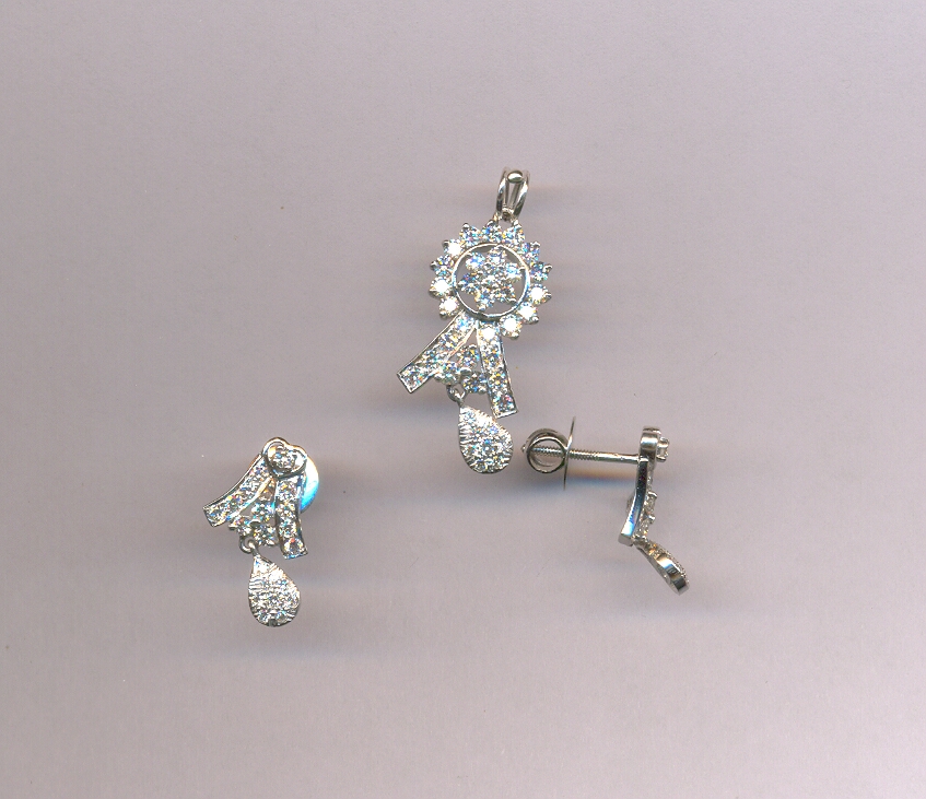 DIAMOND HALF SET PENDENT FANCY