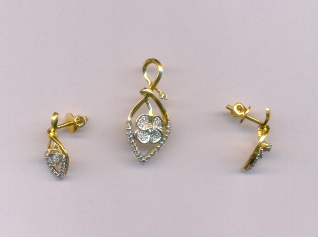 DIAMOND HALF SET PENDENT FANCY