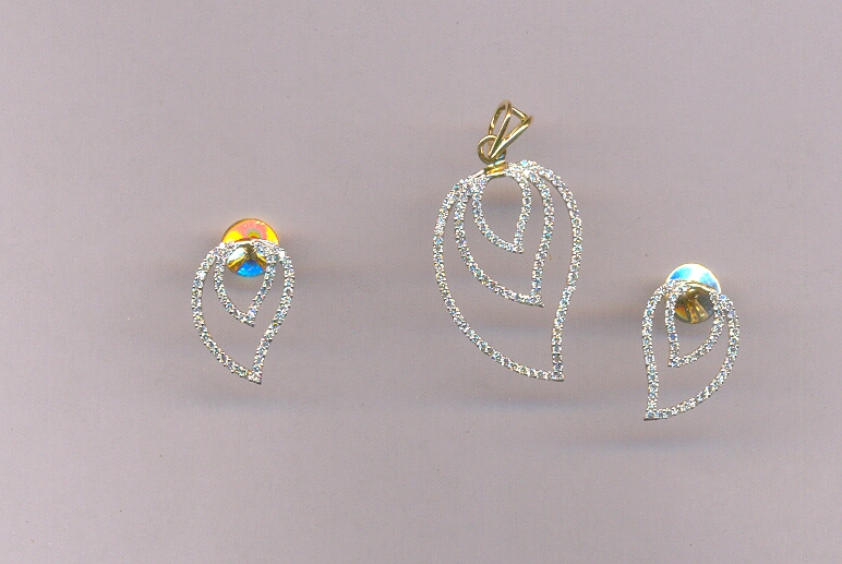 DIAMOND HALF SET PENDENT FANCY