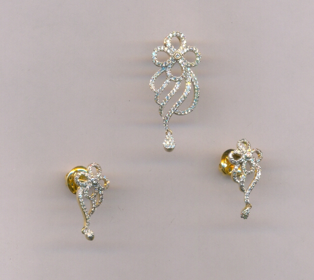 DIAMOND HALF SET PENDENT FANCY