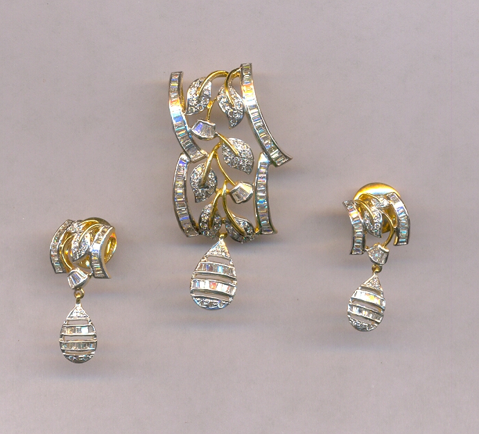 DIAMOND HALF SET PENDENT FANCY