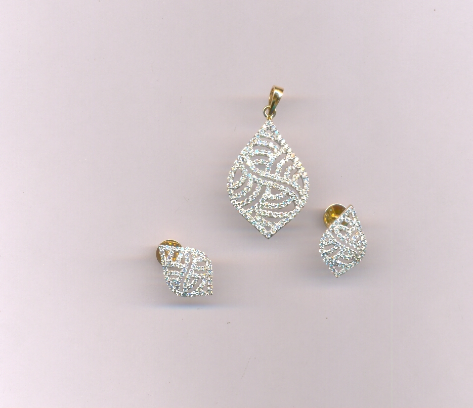 DIAMOND HALF SET PENDENT FANCY