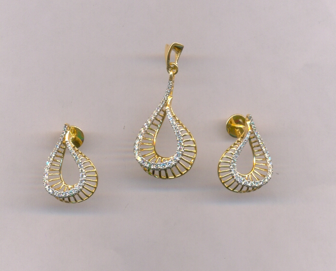 DIAMOND HALF SET PENDENT FANCY