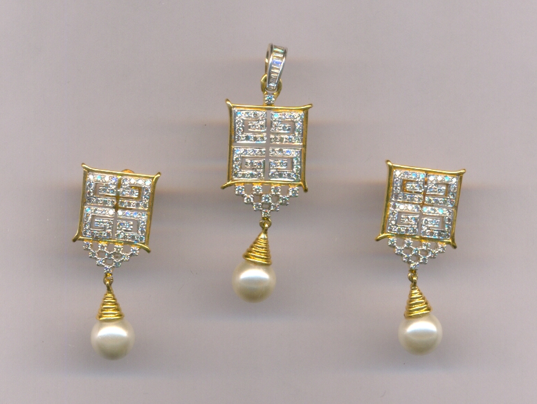 DIAMOND HALF SET PENDENT FANCY
