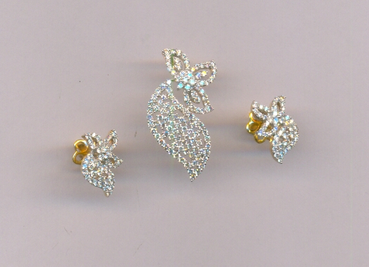 DIAMOND HALF SET PENDENT FANCY