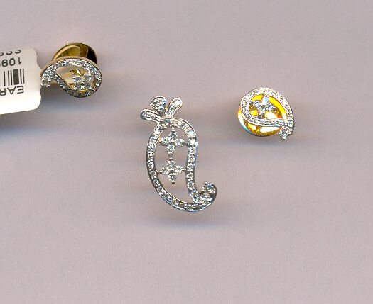DIAMOND HALF SET PENDENT FANCY