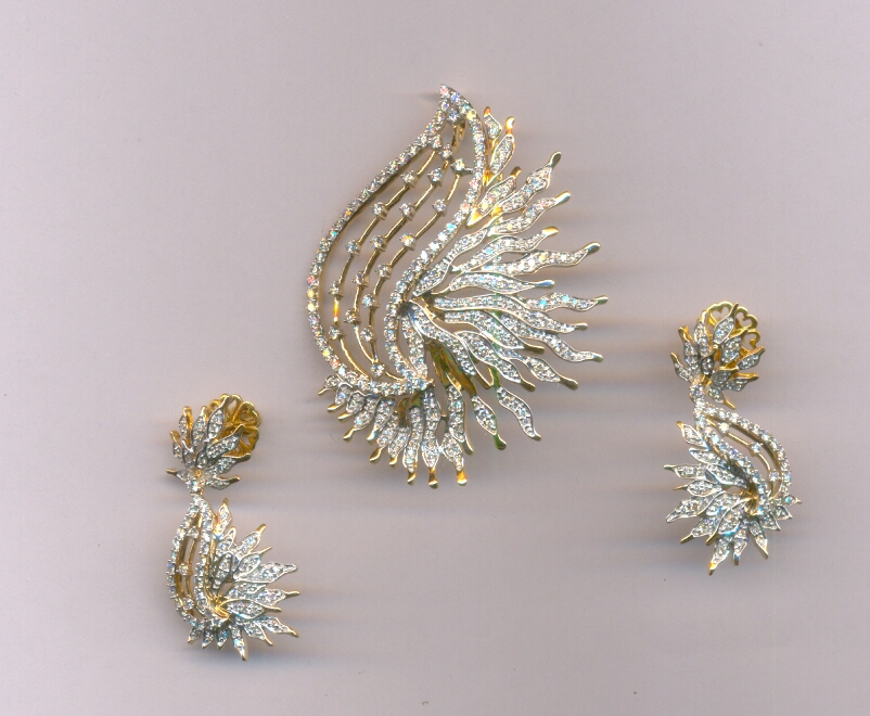 DIAMOND HALF SET PENDENT FANCY