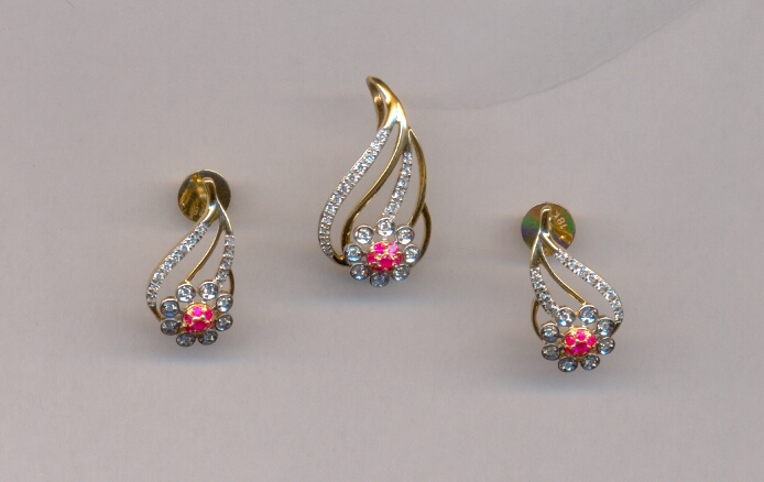 DIAMOND HALF SET PENDENT FANCY