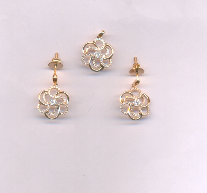 DIAMOND HALF SET PENDENT FANCY