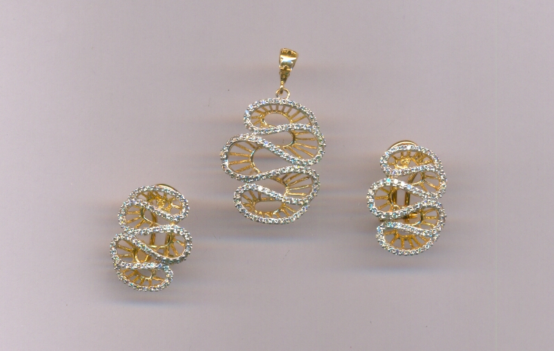 DIAMOND HALF SET PENDENT FANCY