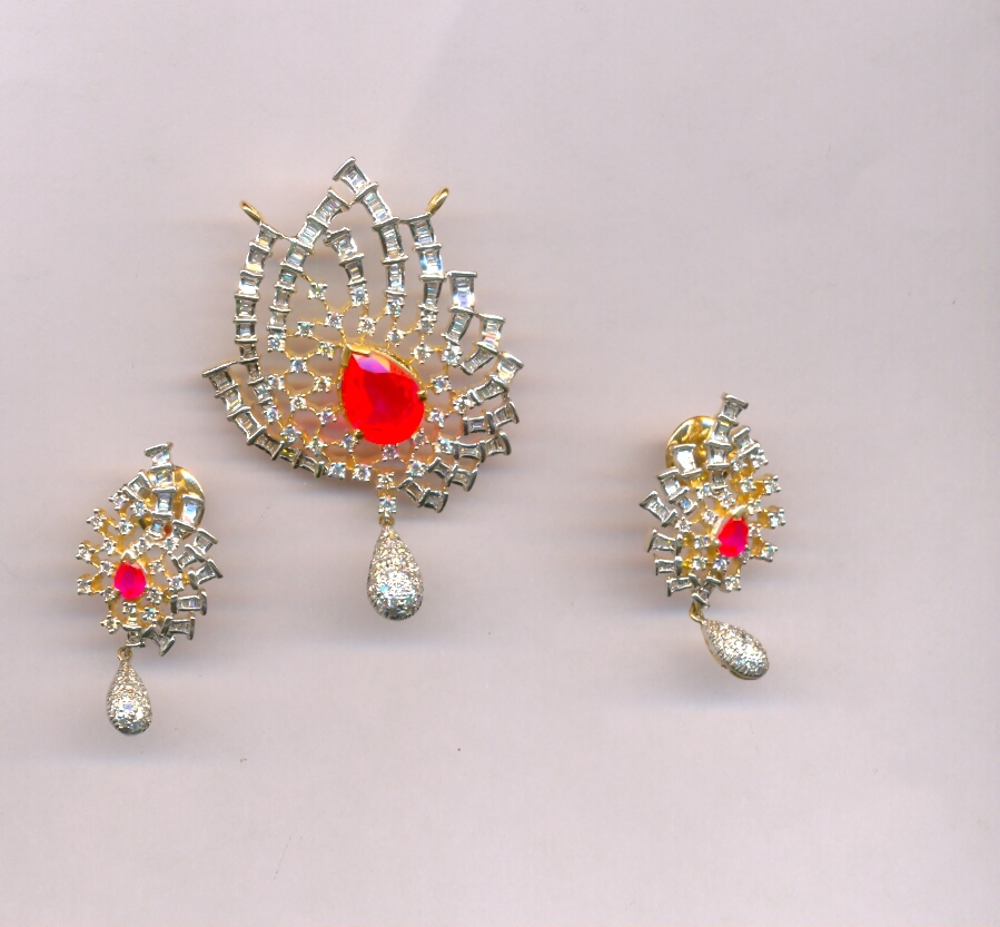 DIAMOND HALF SET PENDENT FANCY