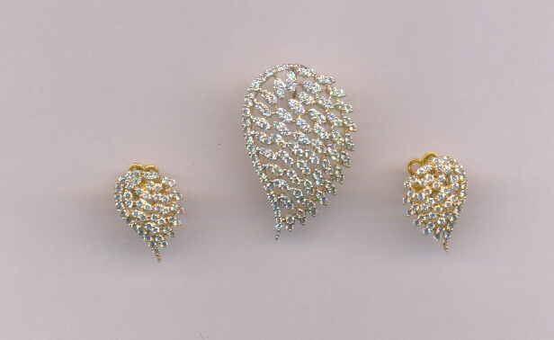 DIAMOND HALF SET PENDENT FANCY