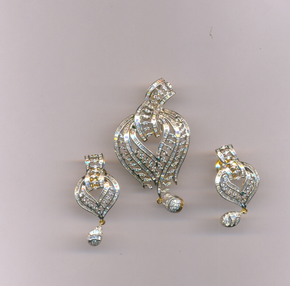 DIAMOND HALF SET PENDENT FANCY