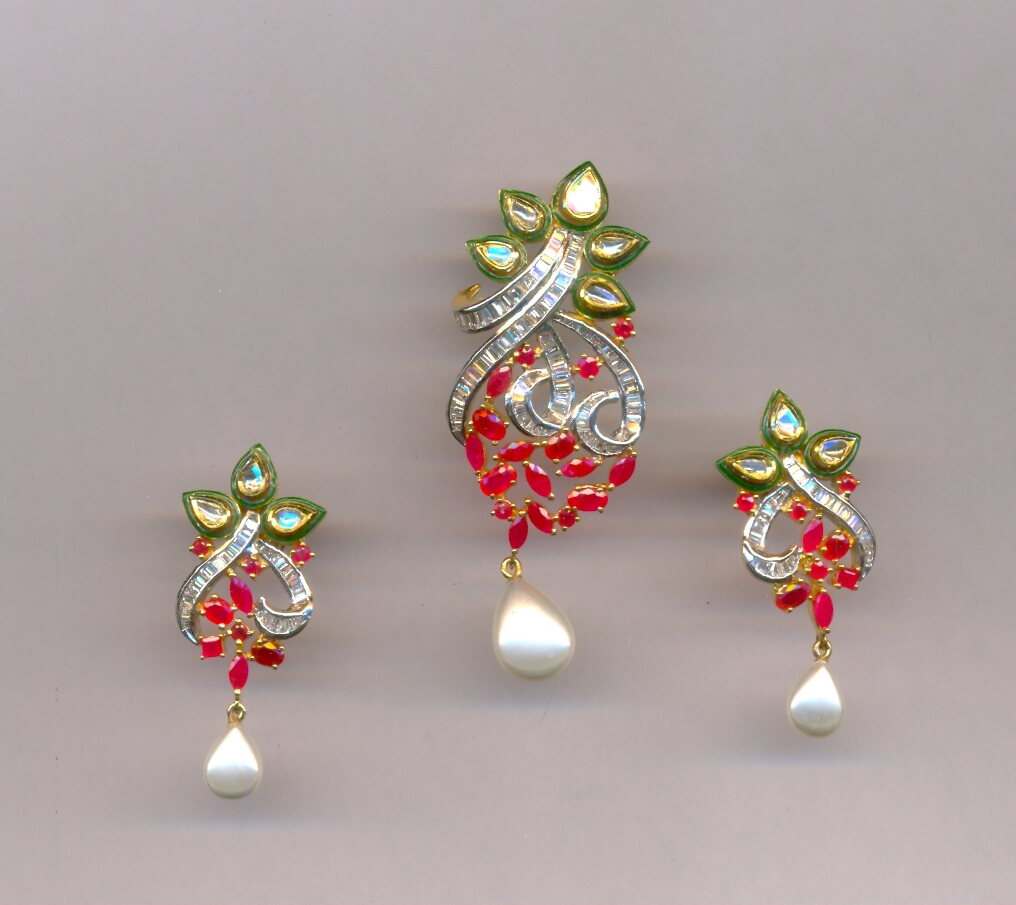 DIAMOND HALF SET PENDENT POLKI