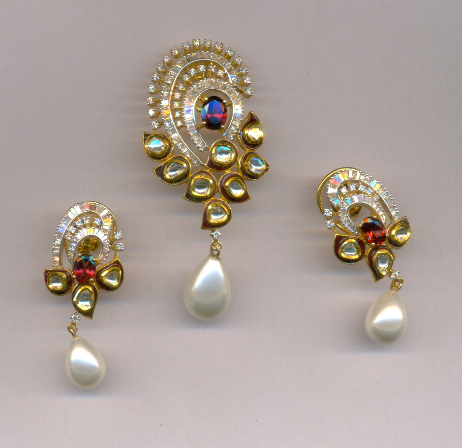 DIAMOND HALF SET PENDENT POLKI